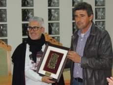 Surco y Villoria, unidos por la tradición musical. En la imagen, el director de Surco, Cefe Torres, y el alcalde, Julián Barrera