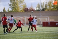 Foto 6 - El Santa Marta pasa por encima del B&eacute;jar Industrial en el derbi