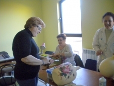 Foto 5 - Una decena de mujeres muestra sus habilidades en restauración, pintura y reciclados