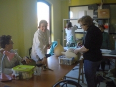 Foto 4 - Una decena de mujeres muestra sus habilidades en restauración, pintura y reciclados
