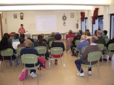 Foto 3 - El farmacéutico aborda ante los vecinos la enfermedad del ébola