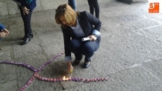 Purificacón Pozo lectora del manifiesto encendiendo las velas del lazo conmemorativo/FOTO: Raúl Hernández