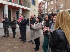 Foto 5 - Flores y lazos violetas contra la violencia de género y para pedir que "no miremos a otro lado" 