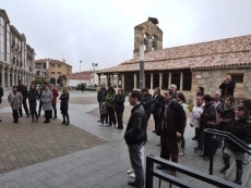 Foto 4 - Flores y lazos violetas contra la violencia de género y para pedir que "no miremos a otro lado" 