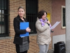 Foto 3 - Flores y lazos violetas contra la violencia de género y para pedir que "no miremos a otro lado" 