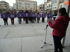 Foto 6 - Hombres y mujeres dicen no a la violencia de género en la Plaza Mayor