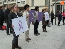 Foto 4 - Hombres y mujeres dicen no a la violencia de género en la Plaza Mayor