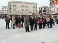 Foto 3 - Hombres y mujeres dicen no a la violencia de género en la Plaza Mayor