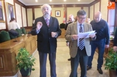 Pdro Grijalba dirigiendose a los alumnos junto al Alcalde Alejo Riñones/FOTO: Raúl Hernández