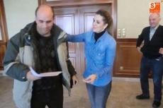 Inmaculada Martín concejala de Educación entrega a uno de los alumnos su diploma/FOTO: Raúl Hernández