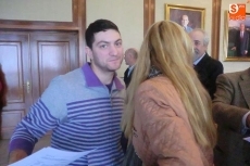 Castañar Rodilla concejala de Servicios Sociales entrega diploma a unos de los alumnos//FOTO: Raúl Hernández