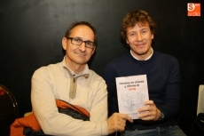 Foto 5 - Xurxo Sierra Veloso presenta su libro 'Hombres de chándal y sillones Escay’ 
