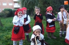 Foto 3 - Una veintena de niños ilustran el cartel de Navidad