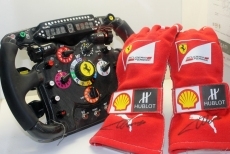 El Ferrari de Alonso, exhibido en la Plaza de la Concordia 