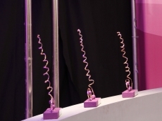 Las manos que est&aacute;n detr&aacute;s de las esculturas de los premios