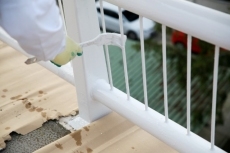 La imagen del puente Pr&iacute;ncipe de Asturias mejora con el repintado de sus barandillas