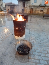 La lluvia desluce la tradicional cita con las casta&ntilde;as asadas