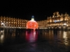 Foto 2 - Una gran bola navideña de 7 kilómetros de guirnalda led ilumina la Plaza