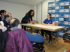 Foto 3 - Alumnos de Aspace hacen de periodistas con la jugadora Anna Montañana