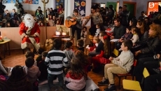 Foto 3 - Los niños disfrutan de la llegada de San Nicolás a ZOES