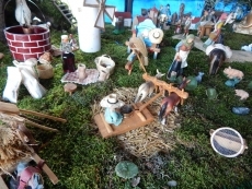 Foto 3 - Los mayores dan la bienvenida a las fiestas con el belén navideño