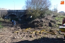 Foto 3 - Arde bajo el Puente Nuevo de Ciudad Rodrigo un vehículo robado