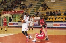 Foto 3 - Diadia Mbaye recoge zapatillas de deporte para llevárselas a los niños de Senegal