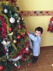 Foto 4 - Los niños y niñas de la guardería Garabato se divierten colocando el árbol de navidad