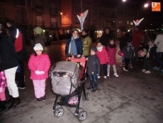 Foto 4 - La ilusión de los más pequeños puede con el frío para recibir al Paje Real