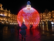 Foto 6 - Una gran bola navideña de 7 kilómetros de guirnalda led ilumina la Plaza