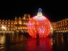 Foto 5 - Una gran bola navideña de 7 kilómetros de guirnalda led ilumina la Plaza