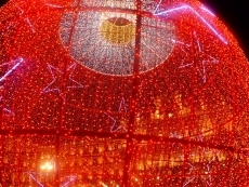 Foto 3 - Una gran bola navideña de 7 kilómetros de guirnalda led ilumina la Plaza