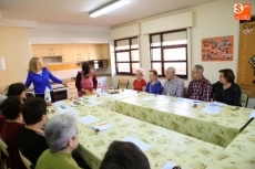 Foto 4 - Casi un centenar de mayores participa en los cursos municipales de repostería navideña 