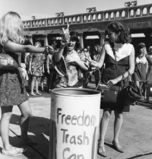 Mujeres lanzando sujetadores a las papeleras en señas de protesta