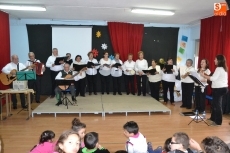 Foto 6 -  La Rondalla del Centro de Mayores actúa en el Colegio El Puente