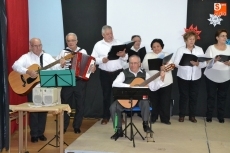 Foto 5 -  La Rondalla del Centro de Mayores actúa en el Colegio El Puente