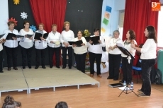 Foto 4 -  La Rondalla del Centro de Mayores actúa en el Colegio El Puente