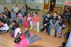 Foto 3 -  La Rondalla del Centro de Mayores actúa en el Colegio El Puente