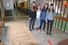 Foto 4 - El IES Fray Diego construye la palabra ‘Solidaridad’ a base de monedas