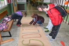 Foto 3 - El IES Fray Diego construye la palabra ‘Solidaridad’ a base de monedas