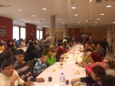 Foto 4 - La Hermandad de Nuestra Señora de la Soledad bate el récord en la comida de ayuda a los...