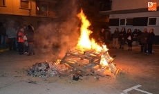 Foto 6 - Los vecinos de Las Canteras se reúnen en torno a la hoguera al son de villancicos