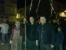 Foto 4 - Los vecinos de Las Canteras se reúnen en torno a la hoguera al son de villancicos