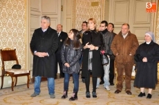 Foto 6 - Los participantes en el 'Aguinaldo al Guardia Urbano', recibidos en el Ayuntamiento