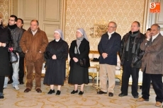 Foto 5 - Los participantes en el 'Aguinaldo al Guardia Urbano', recibidos en el Ayuntamiento