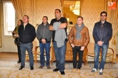 Foto 4 - Los participantes en el 'Aguinaldo al Guardia Urbano', recibidos en el Ayuntamiento