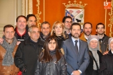 Foto 3 - Los participantes en el 'Aguinaldo al Guardia Urbano', recibidos en el Ayuntamiento