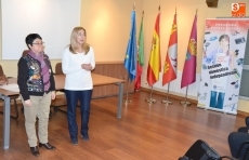 Foto 3 - Una quincena de jóvenes aprenderá esta semana a planchar o a poner la lavadora