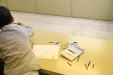 Foto 6 - Varios niños participan en el concurso de dibujo propuesto por la Cámara de Comercio