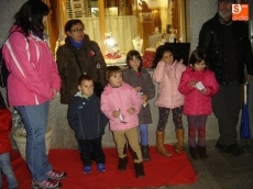Foto 5 - La Coral de Béjar lleva la música navideña a las residencias de mayores y anima la Calle Mayor